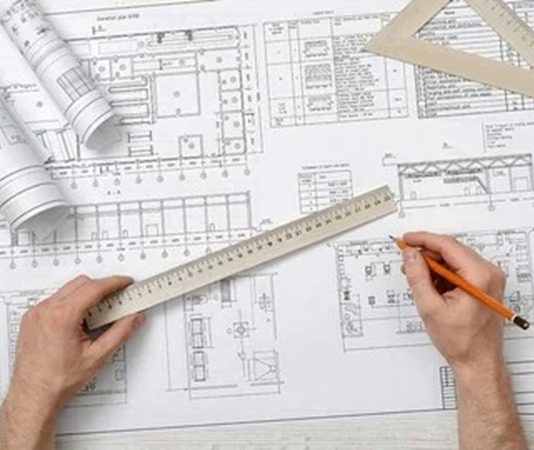 Mimar Projelerinde Isı Yalıtımını Güçlendiren Yeni Yapı Ürünleri Yapı sektöründe enerji tüketiminin azaltılması ve iç mekan konforunun artırılması, mimari proje süreçlerinde giderek daha fazla dikkate alınıyor. Binaların ısı kayıplarının sınırlandırılması, hem kullanım maliyetlerinin kontrol edilmesi hem de yapıların çevresel performansının geliştirilmesi açısından önem taşıyor. Bu nedenle mimarlar, yeni projelerde cephe, çatı, zemin ve pencere sistemleriyle birlikte değerlendirilebilen farklı ısı yalıtımı ürünlerine yöneliyor. Konulu bir haber görseli.