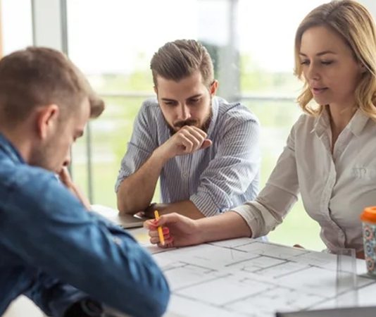 Mimarların Hazırladığı Kentsel Projeler Bölge Değerlerini Yükseltiyor Kentlerin büyümesi ve nüfus hareketlerinin hızlanması, yeni kentsel projeler geliştirilmesini gündeme getiriyor. Konut alanlarından ticari merkezlere, sosyal tesislerden yeşil alanlara kadar farklı kullanım biçimlerini bir araya getiren projeler, bölgelerin fiziksel görünümünün yanı sıra sosyal ve ekonomik yapısını da etkileyebiliyor. Mimarların hazırladığı kapsamlı çalışmalar, yalnızca tek bir yapının tasarlanmasını değil, çevresiyle bütünleşen yeni yaşam alanlarının oluşturulmasını hedefliyor. Konulu bir haber görseli.