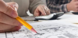 Türkiye'de kentlerin gelişmesi, yapı stokunun yenilenmesi ve güvenli yaşam alanlarına duyulan ihtiyacın artması, kentsel dönüşüm çalışmalarını şehir planlamasının önemli başlıklarından biri haline getiriyor. Mevcut yapıların yenilenmesi yalnızca eski binaların yıkılarak yeniden inşa edilmesiyle sınırlı kalmazken, mahallelerin ulaşım, sosyal alan, altyapı ve çevresel ihtiyaçlarının birlikte değerlendirilmesi gerekiyor. Bu süreçte mimarların kentsel dönüşüm projelerindeki rolü, tasarım ve planlama aşamalarının ötesine geçerek daha kapsamlı bir çalışma alanına dönüşüyor. Konulu bir haber görseli.