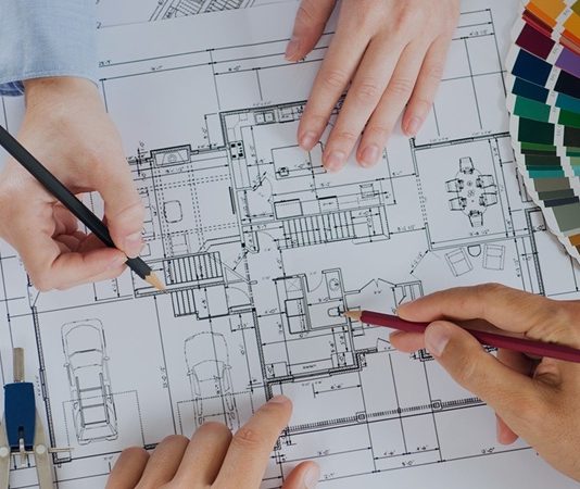 Mimarların Konut Tasarımında Kullandığı Yeni Nesil Yaklaşımlar Konut projelerinde değişen yaşam alışkanlıkları, teknolojik gelişmeler ve kullanıcı beklentileri mimari tasarım anlayışını da dönüştürüyor. Günümüzde yalnızca estetik görünüm sunan yapılardan ziyade, farklı ihtiyaçlara uyum sağlayabilen, enerji verimliliğini destekleyen ve kullanıcı konforunu artıran konutlar öne çıkıyor. Mimarlar, yeni projelerde yaşam alanlarının daha işlevsel hale gelmesi için farklı tasarım yaklaşımlarını bir arada değerlendiriyor. Konulu bir haber görseli.