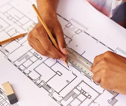 Mimarların Uluslararası Projelerdeki Başarıları Artıyor Mimarlık sektöründe sınır ötesi çalışmaların kapsamı genişlerken, farklı ülkelerde proje geliştiren mimarların sayısı da artıyor. Konutlardan otel projelerine, ticari yapılardan kamusal alanlara kadar farklı ölçekteki çalışmalar, mimarlık ofislerinin uluslararası deneyim kazanmasına katkı sağlıyor. Farklı coğrafyaların ihtiyaçlarını, kültürel özelliklerini ve yapı koşullarını dikkate alan tasarımlar, küresel ölçekte yeni çalışma fırsatlarının oluşmasına zemin hazırlıyor. Konulu bir haber görseli.