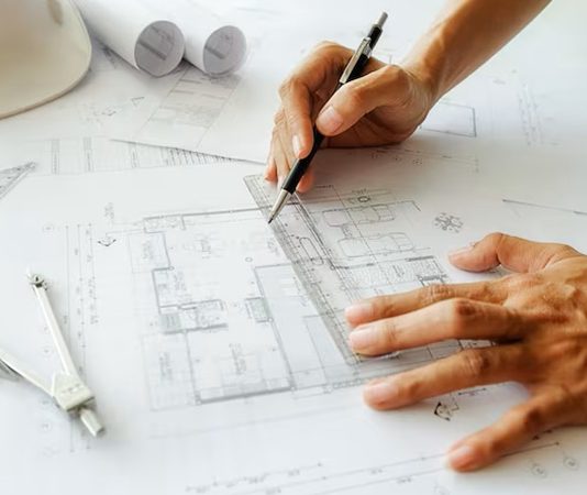 Mimarlık Dünyasında 3D Yazıcılarla Yapı Üretimi Gündemde Mimarlık sektöründe dijital üretim teknolojilerinin gelişmesi, yapıların tasarlanma ve uygulanma biçimlerini değiştirmeye devam ediyor. Son yıllarda dikkat çeken teknolojilerden biri olan 3D yazıcılarla yapı üretimi, geleneksel inşaat yöntemlerine alternatif oluşturabilecek uygulamalar arasında değerlendiriliyor. Bilgisayar ortamında hazırlanan üç boyutlu modellerin fiziksel yapılara dönüştürülmesine imkan veren sistemler, özellikle hızlı üretim ve farklı geometrilerin oluşturulması açısından yeni olanaklar sunuyor. Konulu bir haber görseli.