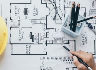 Mimarlık Dünyasında Ahşap Yapı Tasarımları Yaygınlaşıyor Mimarlık dünyasında malzeme tercihlerinin değişmesiyle birlikte ahşap yapı tasarımları da yeni projelerde daha görünür hale geliyor. Doğal görünümü, farklı mimari tarzlara uyarlanabilmesi ve yapı teknolojilerindeki gelişmeler, ahşabın konutlardan ticari yapılara kadar çeşitli proje türlerinde değerlendirilmesini sağlıyor. Özellikle çevresel etkilerin azaltılması, enerji verimliliği ve doğal malzeme kullanımı gibi konuların tasarım süreçlerinde daha fazla dikkate alınması, ahşap yapı uygulamalarına yönelik ilgiyi destekliyor. Konulu bir haber görseli.