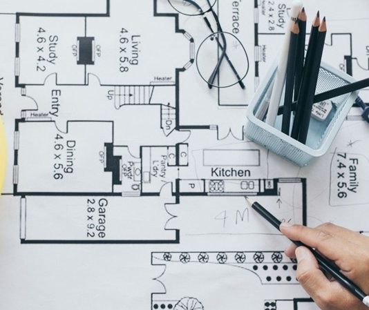 Mimarlık Dünyasında Ahşap Yapı Tasarımları Yaygınlaşıyor Mimarlık dünyasında malzeme tercihlerinin değişmesiyle birlikte ahşap yapı tasarımları da yeni projelerde daha görünür hale geliyor. Doğal görünümü, farklı mimari tarzlara uyarlanabilmesi ve yapı teknolojilerindeki gelişmeler, ahşabın konutlardan ticari yapılara kadar çeşitli proje türlerinde değerlendirilmesini sağlıyor. Özellikle çevresel etkilerin azaltılması, enerji verimliliği ve doğal malzeme kullanımı gibi konuların tasarım süreçlerinde daha fazla dikkate alınması, ahşap yapı uygulamalarına yönelik ilgiyi destekliyor. Konulu bir haber görseli.