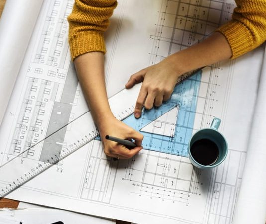 Mimarlık Dünyasında Öne Çıkan Tasarım Trendleri Mimarlık dünyasında değişen yaşam alışkanlıkları, teknolojik gelişmeler ve çevresel ihtiyaçlar yeni tasarım anlayışlarının ortaya çıkmasını sağlıyor. Konutlardan ofislere, eğitim yapılarından ticari projelere kadar farklı yapı türlerinde kullanıcı deneyimini merkeze alan çözümler dikkat çekiyor. Günümüzde mimari tasarım, yalnızca estetik görünüm üzerinden değil, işlevsellik, sürdürülebilirlik, teknoloji ve çevreyle kurulan ilişki açısından da değerlendiriliyor. Konulu bir haber görseli.