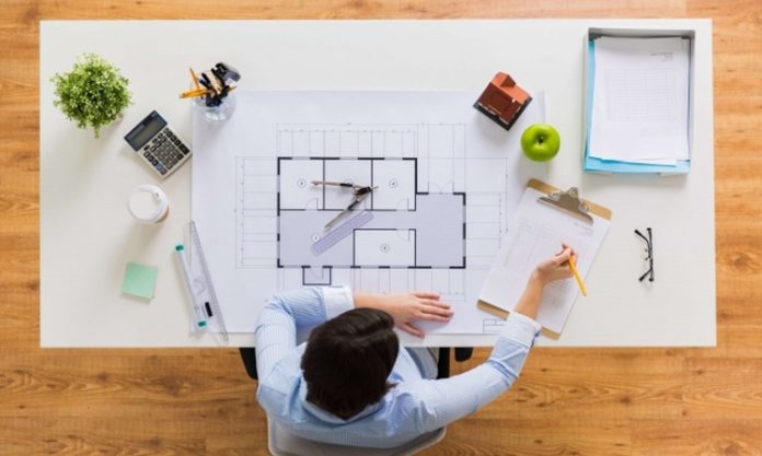 Mimarlık Firmalarında Yeni Ortaklıklar ve Sektörel İş Birlikleri Mimarlık sektörü, değişen yapı ihtiyaçları, gelişen teknolojiler ve farklı uzmanlık alanlarının aynı projelerde buluşmasıyla yeni bir çalışma döneminden geçiyor. Konut, ticari yapı, kamu binası, otel, ofis ve karma kullanım projelerinde tasarım süreçlerinin kapsamı genişlerken, firmalar farklı alanlarda faaliyet gösteren şirketlerle daha yakın çalışmalar yürütmeye başlıyor. Bu süreçte mimarlık firmaları, yalnızca tasarım hizmeti sunan yapılar olmaktan çıkarak mühendislik, teknoloji, inşaat ve gayrimenkul sektörleriyle ortak çalışmalar geliştiren profesyonel yapılara dönüşüyor. Konulu bir haber görseli.