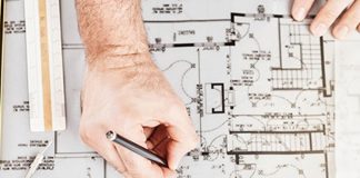 Kamu yatırımlarının çeşitlenmesiyle birlikte mimarlık firmalarının büyük ölçekli projelerde üstlendiği görevler de genişliyor. Eğitim yapılarından sağlık tesislerine, kültür merkezlerinden ulaşım yapıları ve kamusal alanlara kadar birçok farklı alanda tasarım, planlama ve proje yönetimi süreçleri daha kapsamlı hale geliyor. Bu süreçte mimarlık firmaları, yalnızca yapıların estetik görünümünü belirleyen kuruluşlar olmaktan çıkarak projenin işlevselliği, çevreyle ilişkisi, erişilebilirliği ve uzun vadeli kullanım ihtiyaçları üzerinde de çalışmalar yürütüyor. Konulu bir haber görseli.