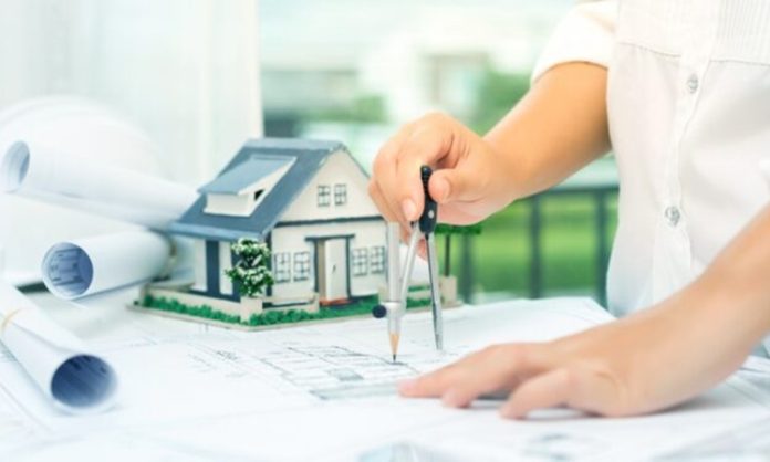 Mimarlık Ofislerinin Yeni Konut Tasarım Yaklaşımları Konutların kullanım biçimlerinin değişmesi, mimarlık ofislerinin yeni projelerde farklı tasarım yaklaşımlarına yönelmesini beraberinde getiriyor. Günümüzde konutlardan yalnızca barınma ihtiyacını karşılaması değil, aynı zamanda çalışma, dinlenme, sosyalleşme ve kişisel yaşam gibi farklı ihtiyaçlara cevap vermesi bekleniyor. Bu değişim, yeni projelerde mekânların daha esnek planlanmasını ve kullanıcı ihtiyaçlarının tasarım sürecinin daha erken aşamalarında değerlendirilmesini gündeme getiriyor. Konulu bir haber görseli.