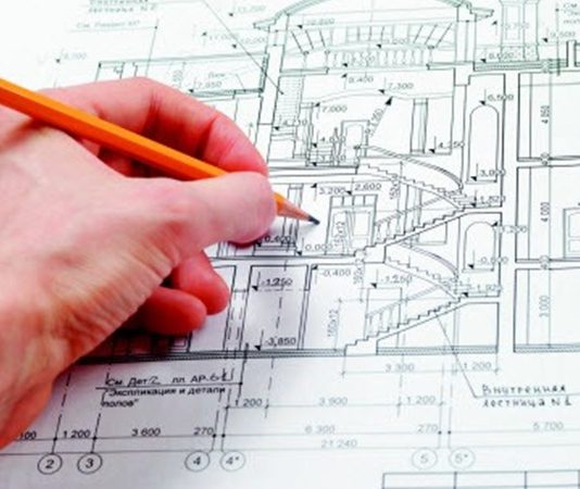 Mimarlık sektöründe yapıların enerji performansını, kullanıcı konforunu ve çevresel koşullara uyumunu geliştirmeye yönelik teknolojiler giderek çeşitleniyor. Bu gelişmeler arasında akıllı cam teknolojileri, yapıların cephe ve pencere tasarımlarına farklı bir yaklaşım getiriyor. Cam yüzeylerin ışık geçirgenliği, güneş etkisi ve mahremiyet gibi özelliklerinin teknolojik yöntemlerle kontrol edilebilmesi, mimarlara geleneksel cam uygulamalarının ötesinde seçenekler sunuyor. Konulu bir haber görseli.