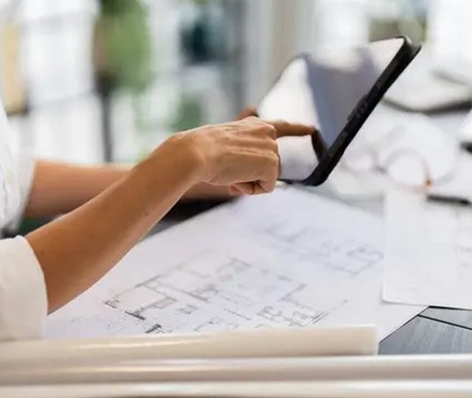 Mimarlık Sektöründe Büyük Ölçekli Altyapı Projeleri Gündemde Şehirlerin büyümesi, nüfus hareketliliğinin artması ve ulaşım ihtiyaçlarının çeşitlenmesi, büyük ölçekli altyapı yatırımlarını gündemin önemli başlıklarından biri haline getiriyor. Ulaşım ağlarından enerji tesislerine, su yönetiminden kamu yapılarına kadar geniş bir alana yayılan projelerde mimari tasarımın rolü giderek önem kazanıyor. Bu süreçte mimarlık sektörü, yalnızca yapıların estetik görünümünü belirleyen bir alan olmaktan çıkarak büyük ölçekli yatırımların planlanması ve kullanıcı ihtiyaçlarına uyarlanmasında daha kapsamlı bir görev üstleniyor. Konulu bir haber görseli.