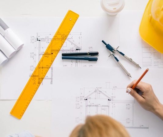 Mimarlık ve Şehircilikte 15 Dakikalık Kent Modeli Gündemde Kentlerin büyümesi, nüfus yoğunluğunun artması ve günlük ulaşım ihtiyaçlarının çeşitlenmesi, şehircilik anlayışında insanların temel hizmetlere daha kısa mesafelerde ulaşabilmesini hedefleyen yeni modellerin gündeme gelmesine neden oluyor. Bu yaklaşımlar arasında son yıllarda öne çıkan 15 dakikalık kent modeli, konut, eğitim, sağlık, alışveriş, çalışma, kültür ve sosyal yaşam gibi günlük ihtiyaçların yürüyerek, bisikletle veya diğer sürdürülebilir ulaşım seçenekleriyle kısa süre içerisinde karşılanabilmesini amaçlıyor. Konulu bir haber görseli.