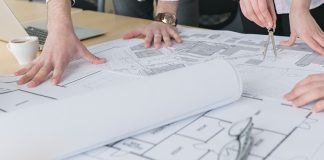Kentlerin nüfuslarının büyümesi, teknolojik gelişmeler, iklim değişikliği ve değişen yaşam alışkanlıkları, şehirlerin tasarım anlayışını da dönüştürüyor. Geleceğin kentlerinde yalnızca yeni yapıların inşa edilmesi değil, insanların ulaşım, barınma, çalışma, sosyalleşme ve dinlenme ihtiyaçlarının bir bütün olarak ele alınması hedefleniyor. Bu kapsamda şehircilik ve mimarlık alanlarında daha esnek, sürdürülebilir ve teknolojiyle uyumlu kent modelleri üzerinde çalışmalar yürütülüyor. Konulu bir haber görseli