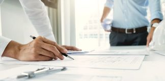 Kent nüfusunun artması, iklim değişikliğinin etkilerinin daha görünür hale gelmesi ve doğal kaynakların verimli kullanılması gerekliliği, mimarlık ve şehircilik alanında yeni planlama yaklaşımlarını gündeme getiriyor. Bu süreçte sürdürülebilir kent modeli, yalnızca çevresel etkilerin azaltılmasını değil, aynı zamanda ulaşılabilir, yaşanabilir, dayanıklı ve insan odaklı şehirlerin oluşturulmasını hedefleyen kapsamlı bir yaklaşım olarak öne çıkıyor. Konulu bir haber görseli.