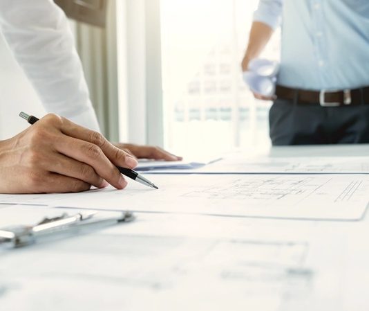 Kent nüfusunun artması, iklim değişikliğinin etkilerinin daha görünür hale gelmesi ve doğal kaynakların verimli kullanılması gerekliliği, mimarlık ve şehircilik alanında yeni planlama yaklaşımlarını gündeme getiriyor. Bu süreçte sürdürülebilir kent modeli, yalnızca çevresel etkilerin azaltılmasını değil, aynı zamanda ulaşılabilir, yaşanabilir, dayanıklı ve insan odaklı şehirlerin oluşturulmasını hedefleyen kapsamlı bir yaklaşım olarak öne çıkıyor. Konulu bir haber görseli.