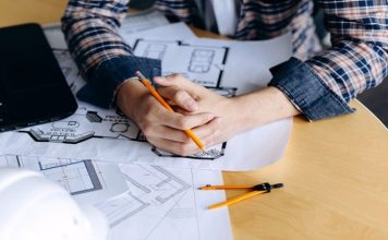 Mimarlıkta Sürdürülebilir Tasarım Anlayışı Güçleniyor Mimarlık sektöründe çevresel etkilerin azaltılması, kaynakların daha verimli kullanılması ve yapıların uzun ömürlü hale getirilmesi amacıyla geliştirilen yeni tasarım yaklaşımları giderek daha fazla önem kazanıyor. Yapıların yalnızca estetik ve işlevsel özellikleriyle değil, çevre üzerindeki etkileriyle birlikte değerlendirilmesi, mimari projelerde farklı planlama kriterlerinin ortaya çıkmasına neden oluyor. Bu değişim, konutlardan ofislere, kamu yapılarından ticari projelere kadar birçok farklı yapı türünde kendisini gösteriyor. Konulu bir haber görseli.