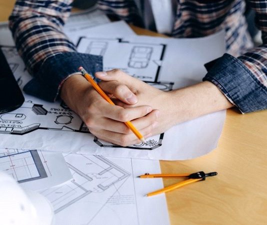 Mimarlıkta Sürdürülebilir Tasarım Anlayışı Güçleniyor Mimarlık sektöründe çevresel etkilerin azaltılması, kaynakların daha verimli kullanılması ve yapıların uzun ömürlü hale getirilmesi amacıyla geliştirilen yeni tasarım yaklaşımları giderek daha fazla önem kazanıyor. Yapıların yalnızca estetik ve işlevsel özellikleriyle değil, çevre üzerindeki etkileriyle birlikte değerlendirilmesi, mimari projelerde farklı planlama kriterlerinin ortaya çıkmasına neden oluyor. Bu değişim, konutlardan ofislere, kamu yapılarından ticari projelere kadar birçok farklı yapı türünde kendisini gösteriyor. Konulu bir haber görseli.